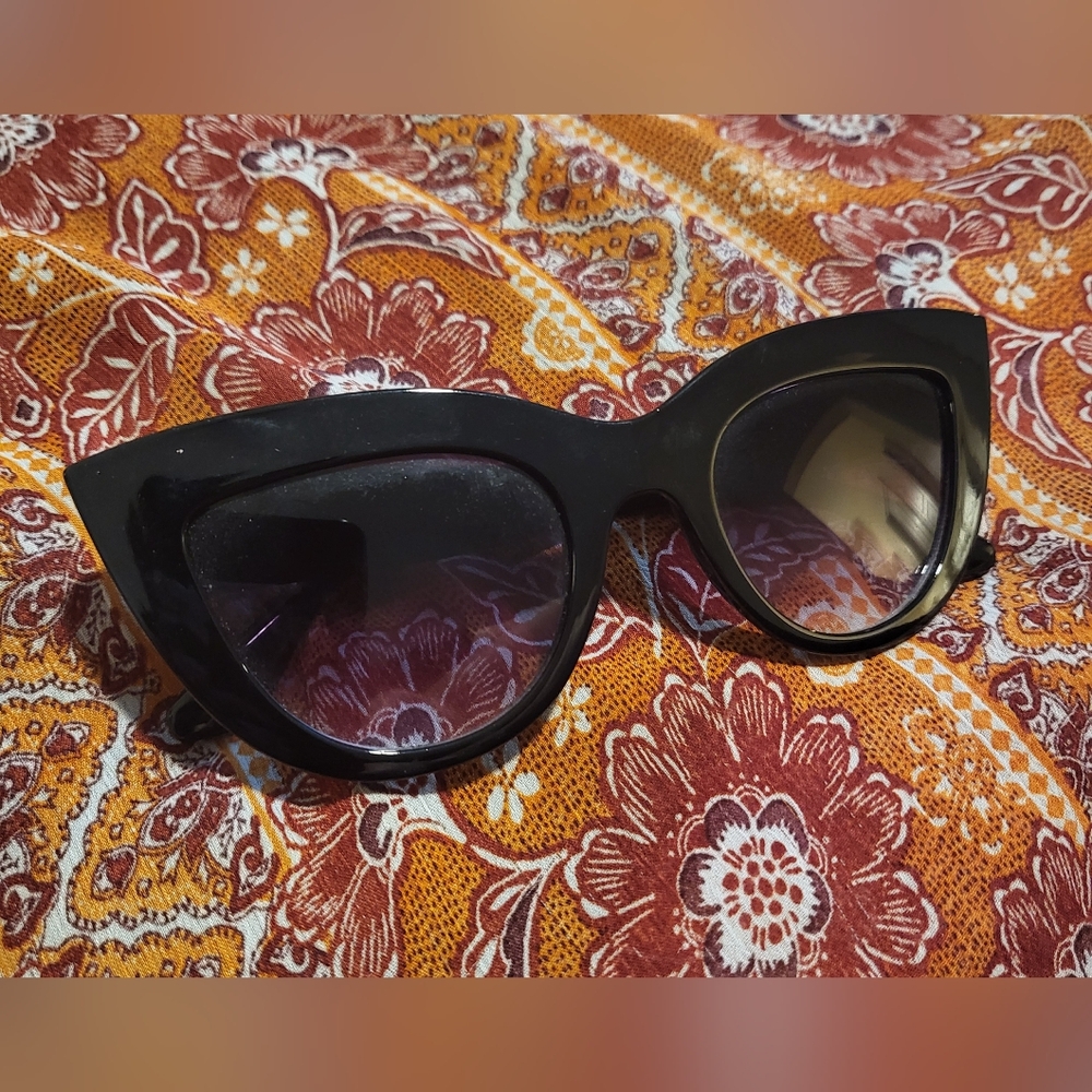 Chic Black Cat-Eye Sunglasses